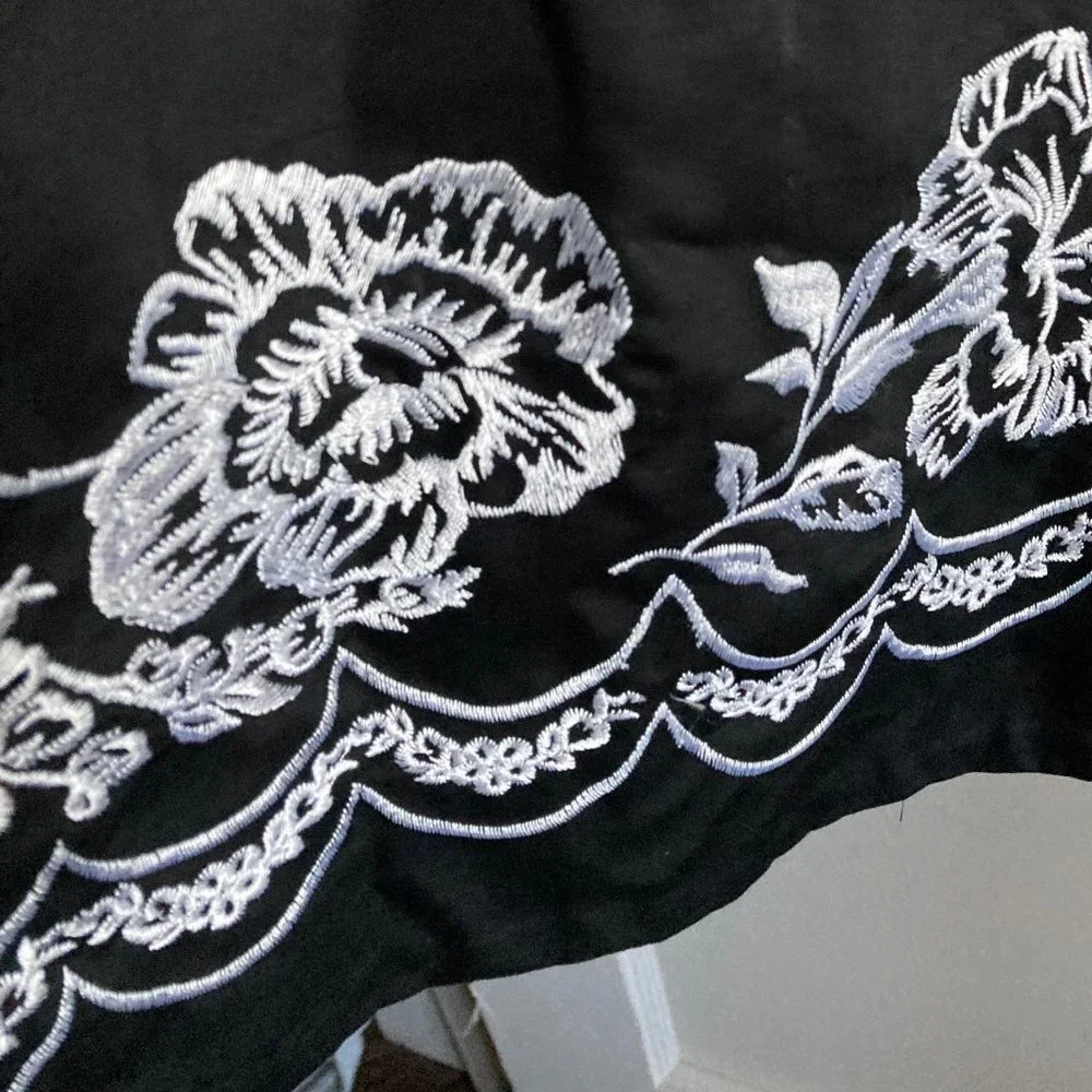 Anne Taylor Black Dress w Floral embroidery NWT 4P - Picture 4 of 5